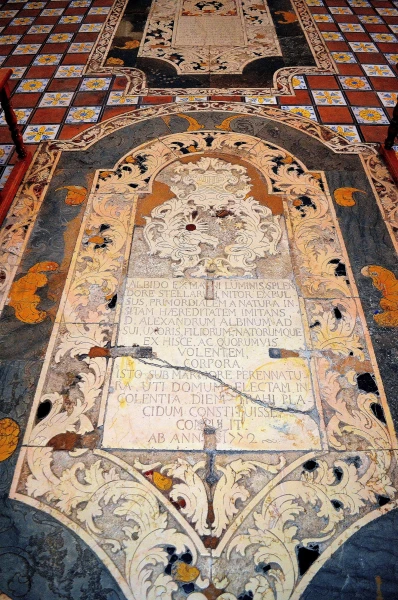 В церкви Святого Сальватора (Chiesa del SS.Salvatore)