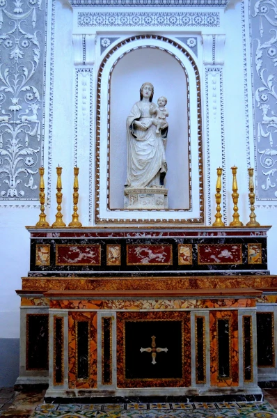 В церкви Святого Сальватора (Chiesa del SS.Salvatore)
