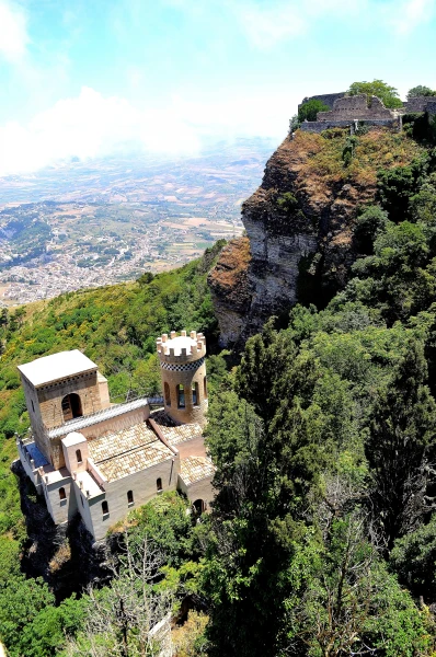 Замок Пеполи (Castello e Torretta Pepoli). 
