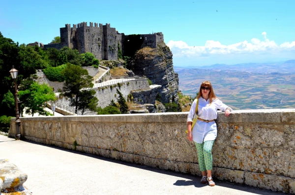 Вид на замок Венеры (castello di Venere)