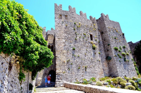 Замок Венеры (Castello di Venere)