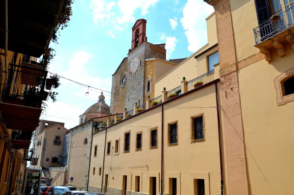 На виа Дуомо (via Duomo). Двигаемся к Кафедральному собору (Cattedrale di San Gerlando)