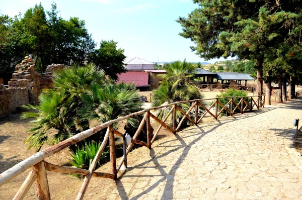 На территории Виллы Романа дель-Касале (итал. Villa Romana del Casale, сицил. Villa Rumana d? Casa), внесенной в список ЮНЕСКО