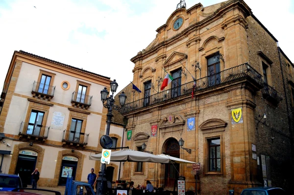 На пьяцца Гарибальди (piazza Garibaldi). Палаццо Читта (Palazzo di Citta), в котором размещена Мэрия города