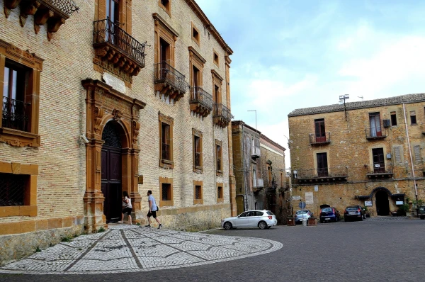 На пьяцца Дуомо (piazza Duomo). Дворец Тригона (Palazzo Trigona), в котором формируется городской музей