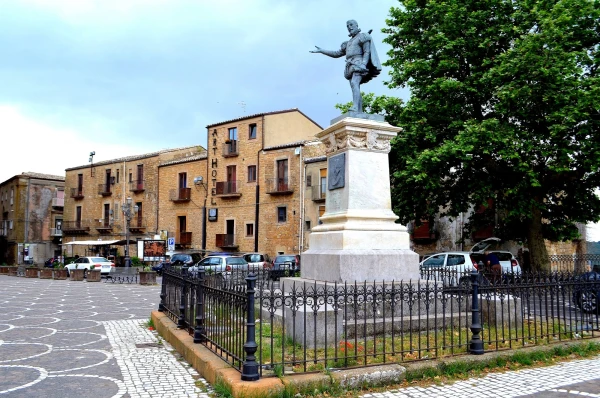На пьяцца Дуомо (piazza Duomo). Памятник барону Марко Тригона, на средства ктрого был возведен Кафедральный Собор