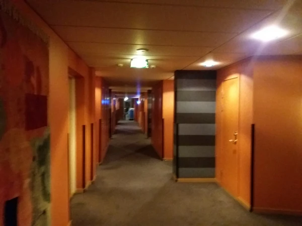 в коридоре отеля