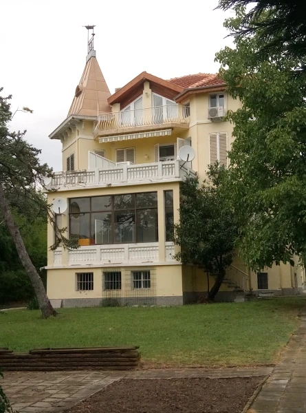 Варна, дома  в парке у Дельфинария