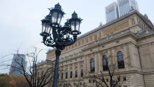 Фонарик перед Старой оперой (Alter Oper)