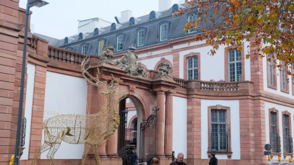 Рождественский декор перед отелем Джумейра