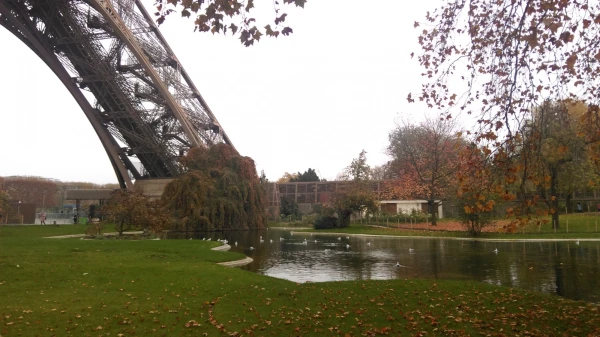 Tour Eiffel: парк у подножия Башни......