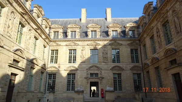 Hotel de Sully