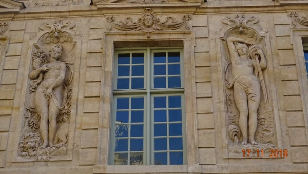 Hotel de Sully