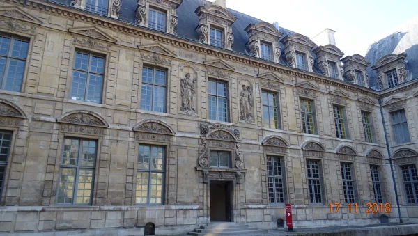 Hotel de Sully