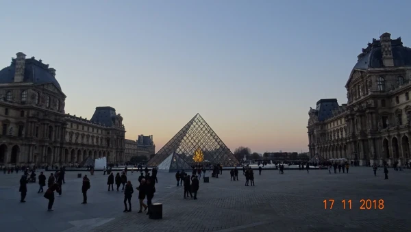 Cour Napoleon et Pyramide du Louvre