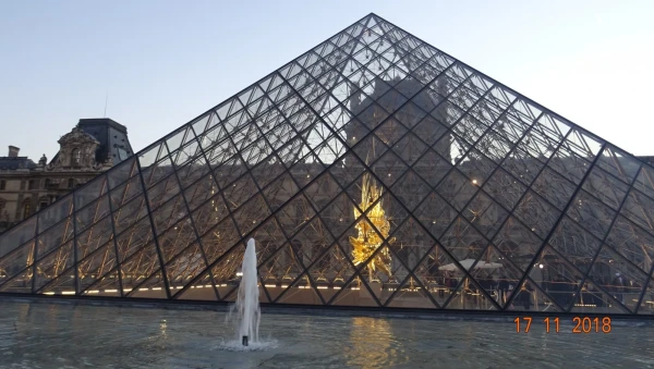 Pyramide du Louvre