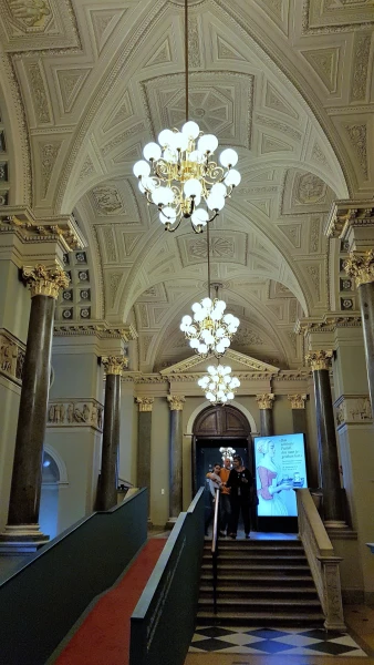 Красивое здание Картинной галереи Цвингер