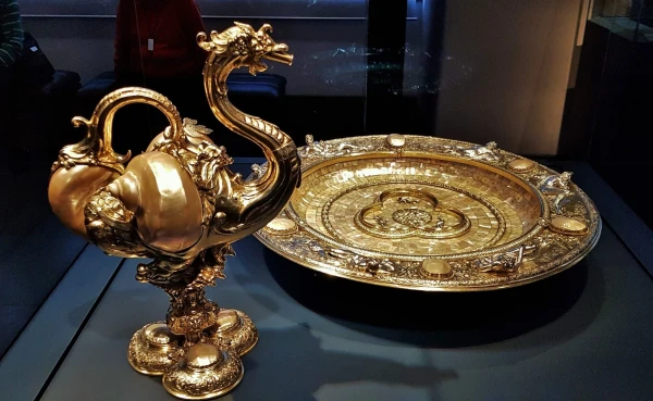 Кувшин и поднос из перламутра и золота, 1592