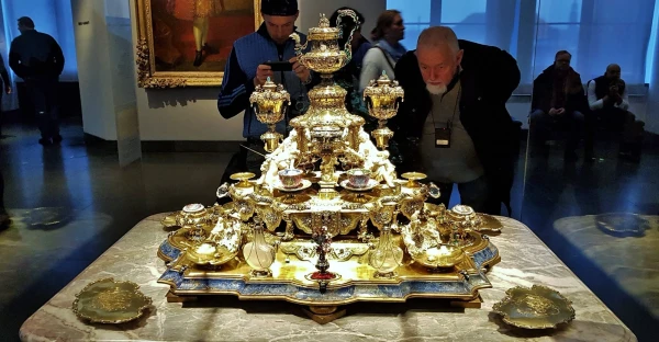 золотой кофейный сервиз ювелира Динлингера, стоимостью 50 тысяч талеров, изготовленный в 1697-1701 г.г.; для его создания использовались золото, серебро, эмаль, слоновая кость, а также 5600 бриллиантов