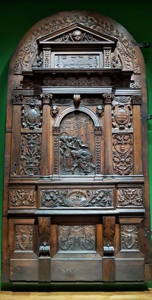 Оригинальная деревянная дверь из дворцовой капеллы, 1556 г.