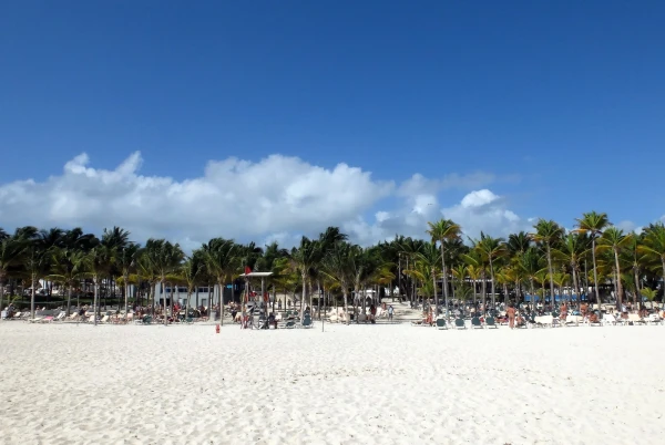 Пляж у «Riu Tequila» общий с отелем «Riu Yucatan», шезлонгов много, свободный можно найти в любое время 