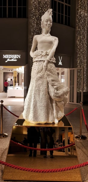 В фойе Meissen Porzellan-Manufaktur посетителей встречает огромная дама