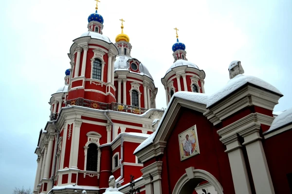 Климентовский переулок. Фрагмент фасада храма Священномученика Климента Папы Римского