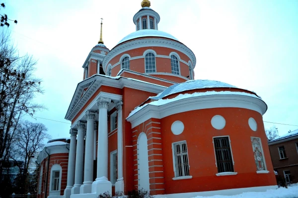 ул. Пятницкая. Храм Троицы животворящей