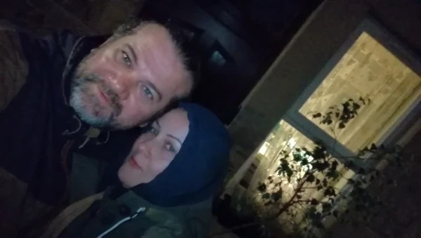 На улице около нашего окна. Идем в паб!