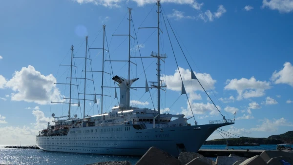 Wind Surf - дожидается нас в порту Синт-Маартена