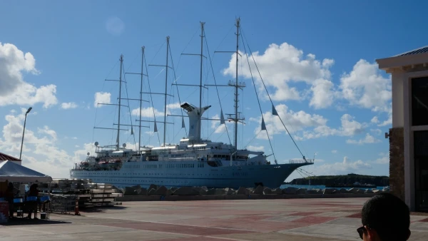 Wind Surf - дожидается нас в порту Синт-Маартена