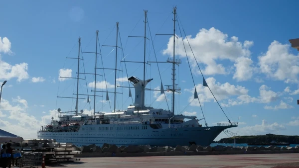 Wind Surf - дожидается нас в порту Синт-Маартена