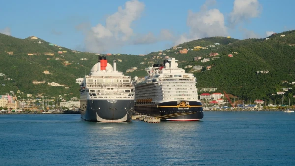 Тортола, Британские Виргинские острова. И два супер-лайнера: Queen Mary-2 и Disney
