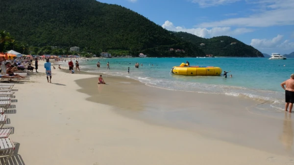 Тортола. Пляж Cane Garden Bay