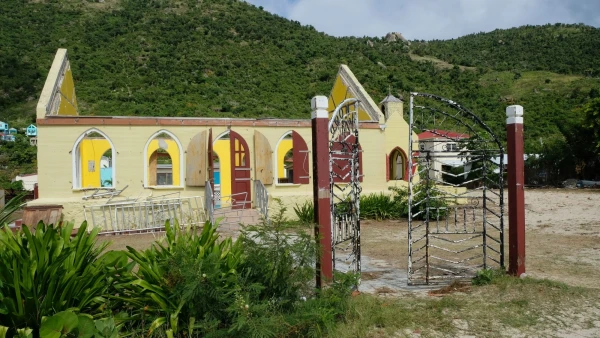 Остров Jost Van Dyke (Йост Ван Дайк). Разрушенная ураганом церковь. Забора нет, зато ворота остались)