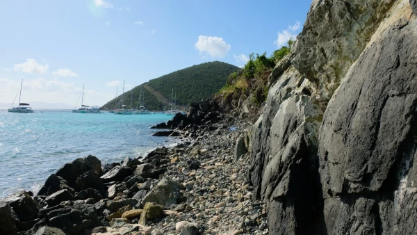 Остров Jost Van Dyke (Йост Ван Дайк). Пляж White Bay. Переход с одной части пляжа на другую