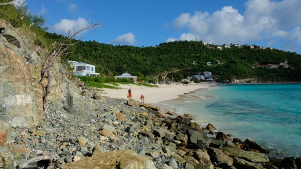 Остров Jost Van Dyke (Йост Ван Дайк). Пляж White Bay. Переход с одной части пляжа на другую