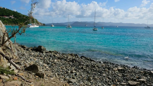Остров Jost Van Dyke (Йост Ван Дайк). Пляж White Bay. Переход с одной части пляжа на другую