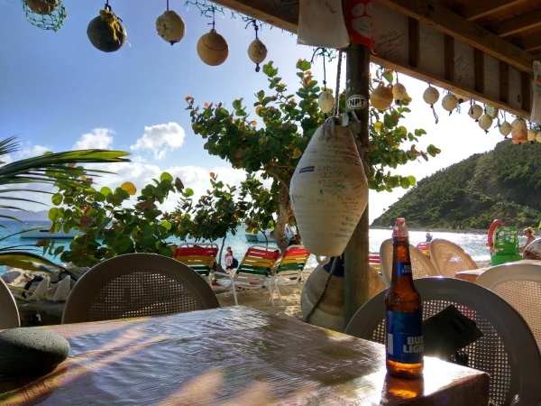 Остров Jost Van Dyke (Йост Ван Дайк). Пляж White Bay. Бар One Love - очень атмосферное местечко