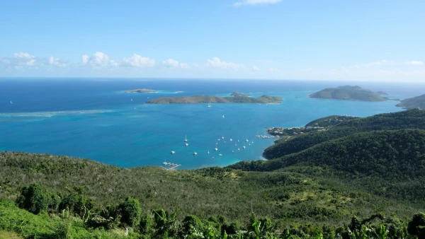 Остров Virgin Gorda (Британские Виргинские острова). В этой гавани паркуются шикарные-мега яхты, а близлежащие острова предлагают ВИП-отдых в отелях за 150 тыс. долларов за ночь