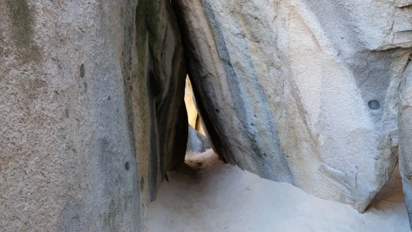 Остров Virgin Gorda. The Baths (Бани). Пробираться приходится через узкие проходы