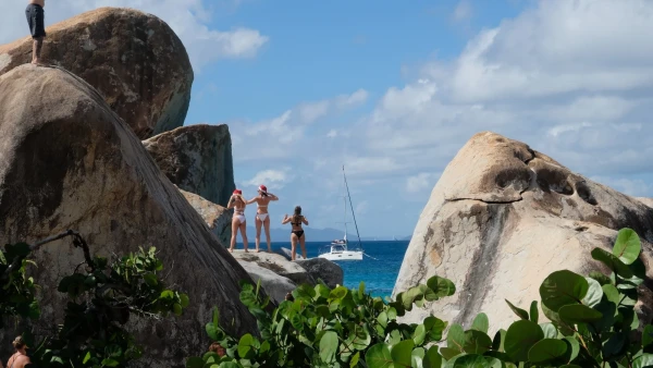Остров Virgin Gorda. The Baths (Бани). Девчонки-Снегурки решили устроить фотосессию