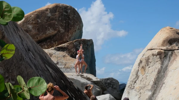 Остров Virgin Gorda. The Baths (Бани). Девчонки-Снегурки решили устроить фотосессию