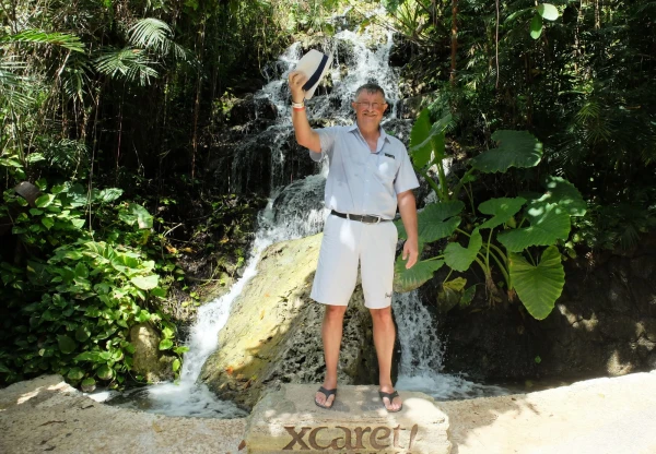 В парке много точек для фотосессий, ориентир надпись Xcaret 