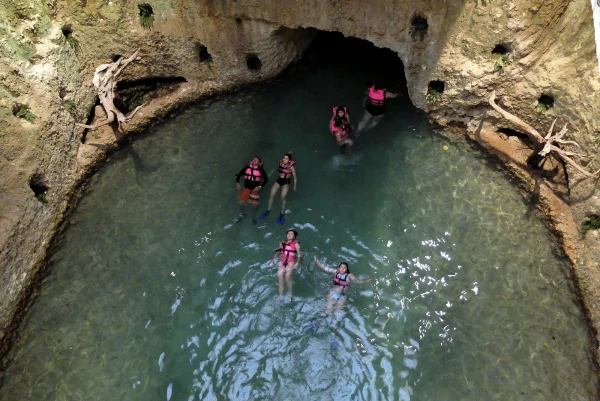 Сплав по подземной реке в парке Шкарет (Xcaret Park). Не сразу поняли, что рассматривают пловцы, см.следующее фото 
