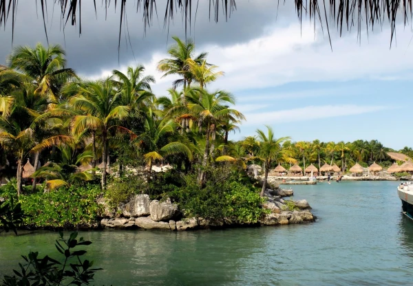 Лагуна в парке  Шкарет (Xcaret Park) 