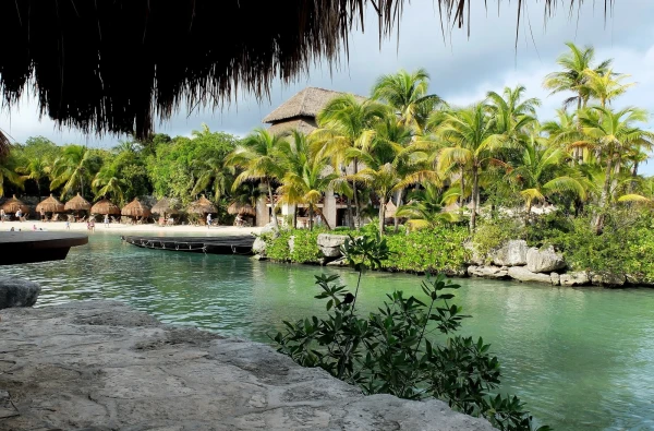 Лагуна в парке  Шкарет (Xcaret Park) 