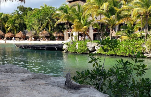 Лагуна в парке  Шкарет (Xcaret Park) 