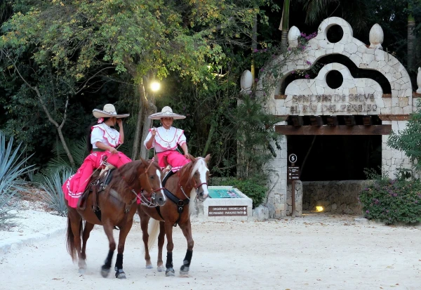 Вечернее конное шоу в парке  Шкарет (Xcaret Park) 