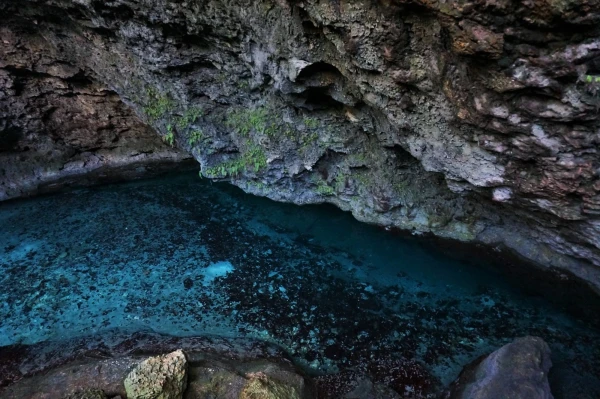 Голубое озеро (Lago de Azufre).  Вода очень чистая и прозрачная! Каждый камушек на дне видно!